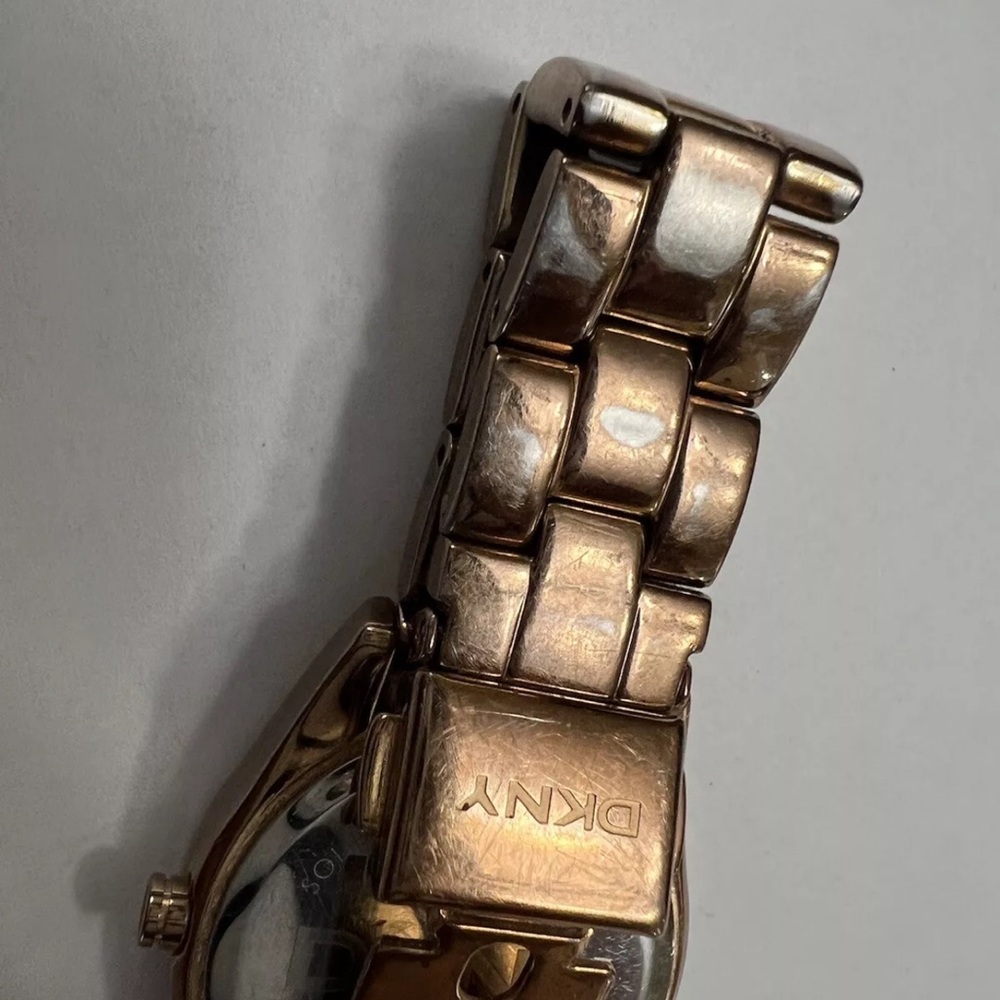 DKNY Rose Gold model  NY8399 new battery keeps time date accurate - Picture 5 of 12